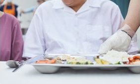 식판에 음식을 담아 배식하는 모습